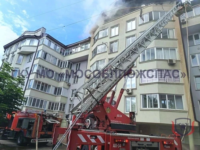 Пожарные тушат огонь на крыше жилого дома в Звенигороде | Источник: ГКУ МО «Мособлпожспас» / MAX