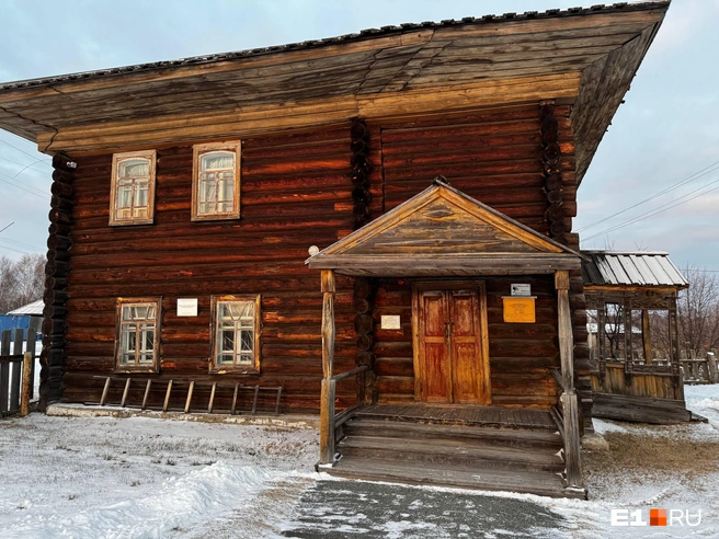 История страны — в одном доме. Изба раньше принадлежала местному крестьянину, его раскулачили, дом забрали под школу, а сейчас здесь музей Павлика Морозова | Источник: Елена Панкратьева / E1.RU