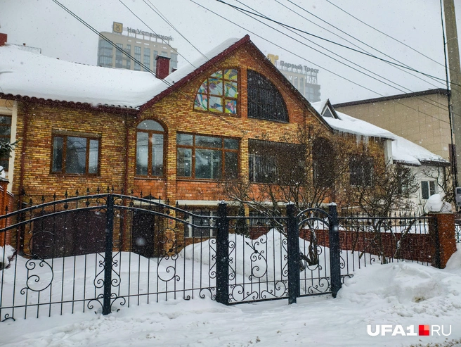 А какое окно на верхнем этаже! | Источник: Булат Салихов / UFA1.RU