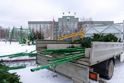 В Сургуте демонтировали новогоднюю елку из-за неисправности