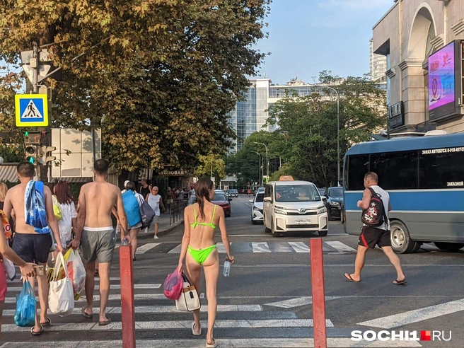 Туристы на отдыхе расслабляются настолько, что ленятся надевать одежду, уходя с пляжа | Источник: Оксана Витязь