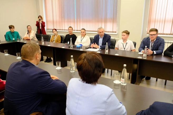 Подростки Ордынского района во время встречи с губернатором Новосибирской области Андреем Травниковым | Источник: nso.ru