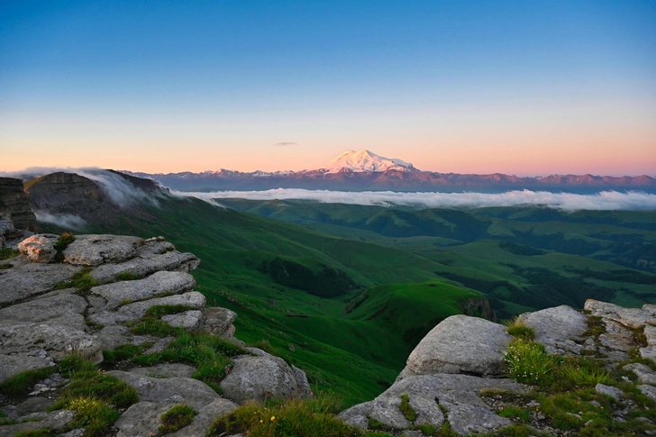 Эльбрус, увиденный с плато Бермамыт | Источник: pdeminhiker&nbsp;via&nbsp;Shutterstock/Fotodom.ru