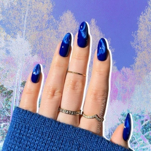 7 стильных синих маникюров на осень 2025