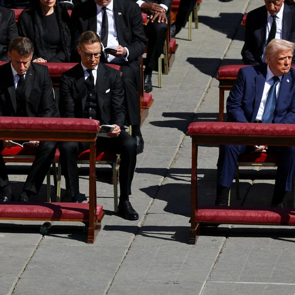 Церемония прощания с папой римским | Источник: Kai Pfaffenbach / Reuters
