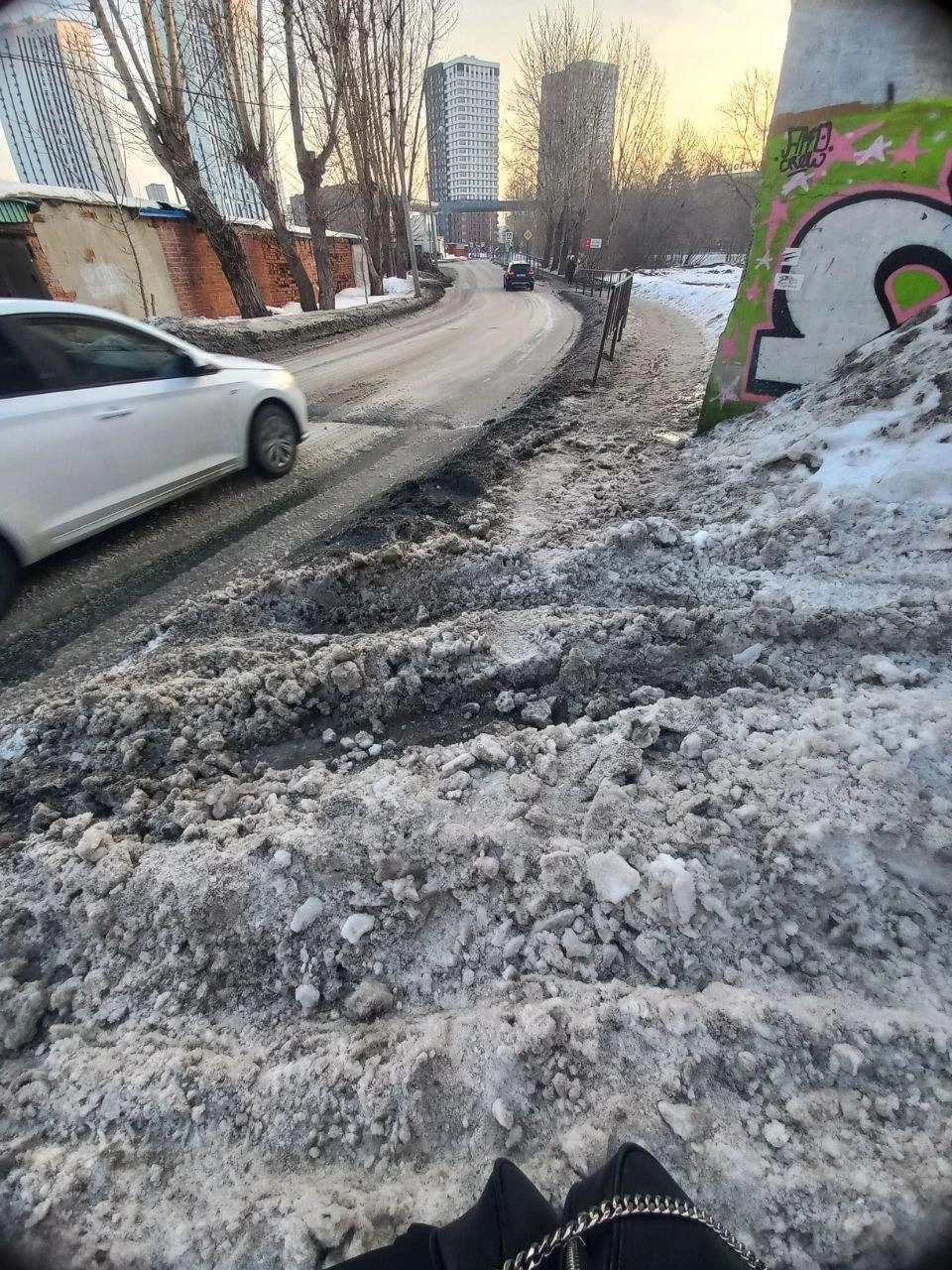 —&nbsp;Улица Профсоюзная по пути к 15 школе и вся Мало-Загородная&nbsp;— горы снега, глыбы льда, пешеходам невозможно идти. Утром это сплошной каток и ледяные горы. Вечером это превращается в месиво из грязи. Это единственная дорога до школы,&nbsp;— делится тюменка | Источник: Читатель 72.RU 
