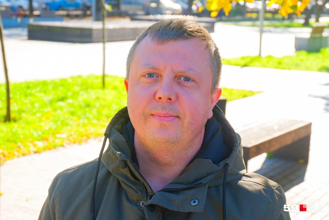 Николай интересуется спортом, а еще&nbsp;— школьной тематикой, потому что его ребенок пошел в первый класс | Источник: Тимофей Калмаков / 59.RU