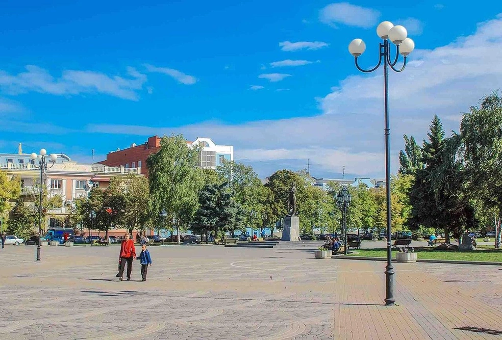 Памятник Пушкину стоит на месте, где сейчас находится новое здание крайсуда  | Источник: Евгений Киселев, krd9000 / T.me