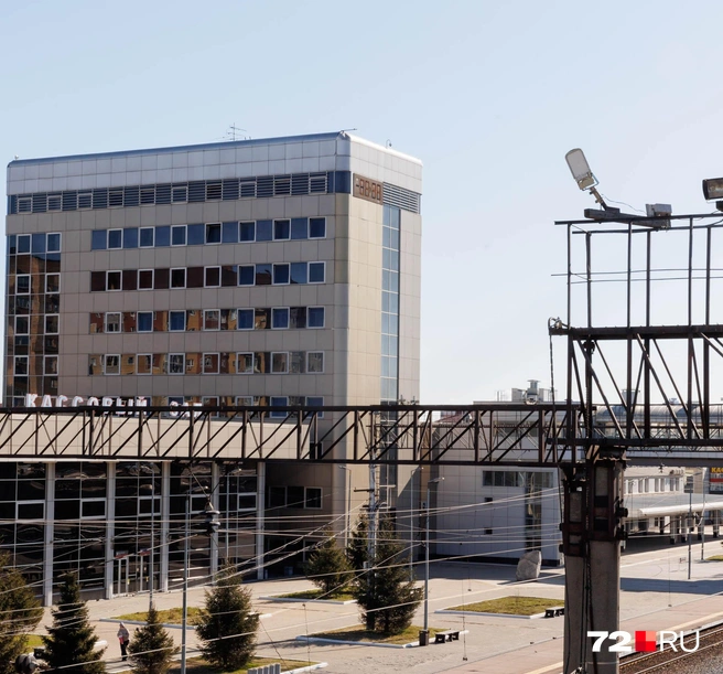 А вот так стало в 2026-м. Простите, а куда мы приехали? Вывеску с названием города теперь на высоком здании не видно | Источник: Ирина Шарова / 72.RU