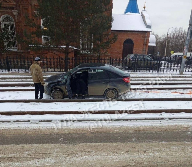 Застрявший на трамвайных путях автомобиль на улице Плеханова | Источник: «Тула Жесть» / Telegram