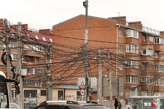 Провода в Музыкальном&nbsp;— отдельная достопримечательность | Источник: Дарья Паращенко / 93.RU