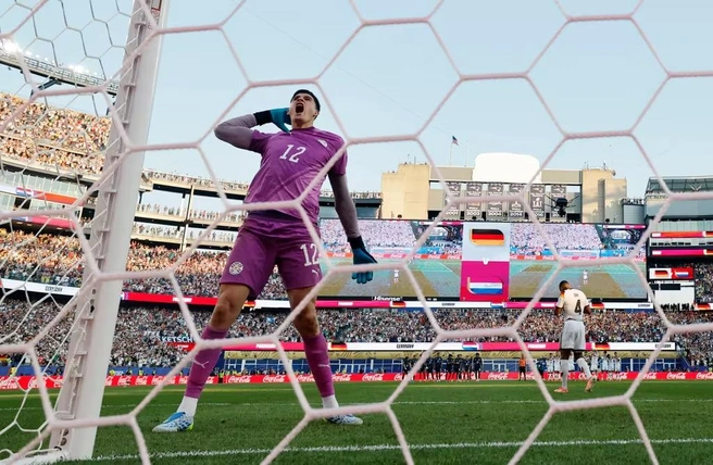 Орландо Хиль празднует промах Джонатана Та | Источник: Fifa.com 