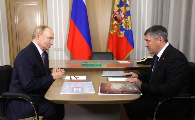 На столе перед президентом&nbsp;лежит отчет губернатора «Опорный край державы» | Источник: permkrai.ru