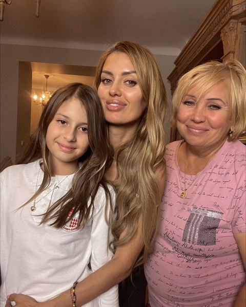 Виктория Боня с дочкой и мамой