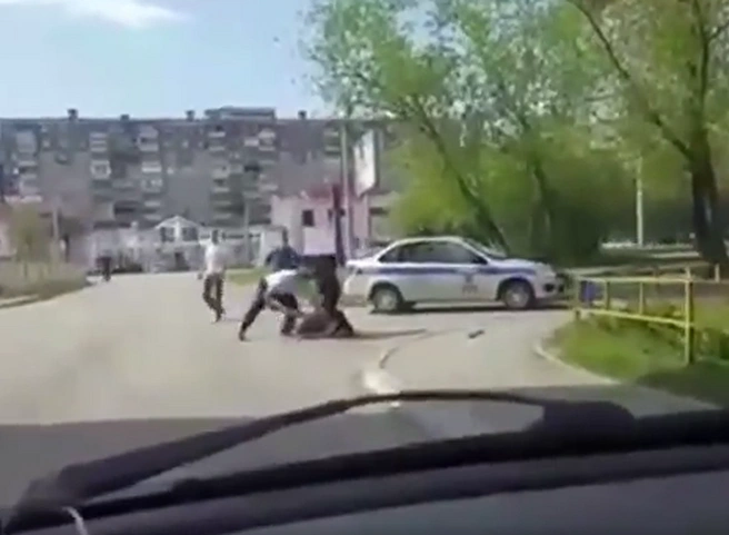В Челябинске мужчина разбил стекло машины скорой помощи трубой (видео) | ya62.ru
