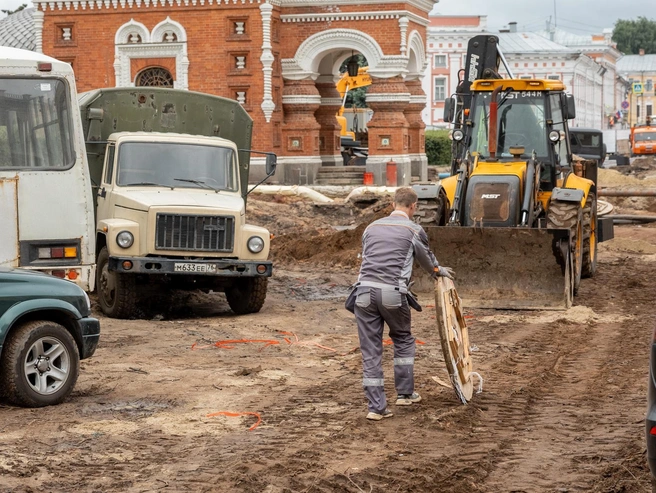 Участок заполнен автомобилями и спецтехникой | Источник: Александр Куренной / 76.RU