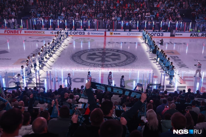 Зрители рьяно приветствовали игроков ХК «Cибирь» и пели вместе с ними гимн команды | Источник: Александр Ощепков / NGS.RU