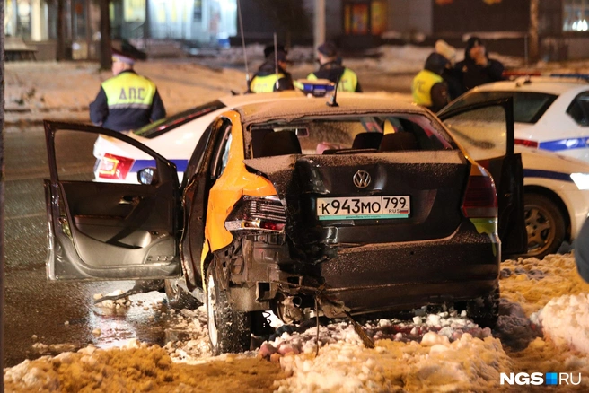 Водитель сбил людей, которые ожидали общественный транспорт, а после влетел в киоск | Источник: Андрей Бортко / NGS.RU