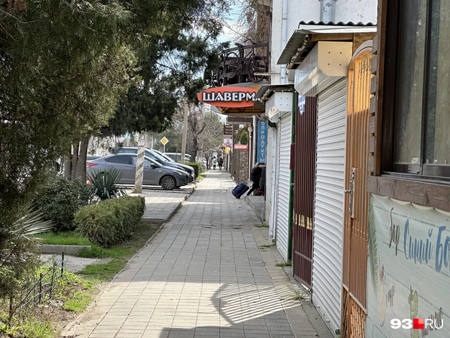В Витязево много магазинов и ларьков | Источник: Валерия Дульская / 93.RU