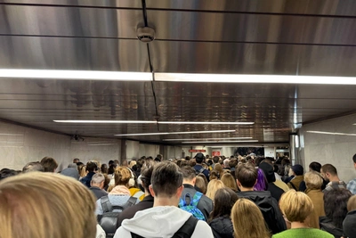 Пассажиры жалуются на давку в переходе метро