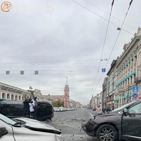 Массовое ДТП на пересечении Невского и Садовой попало на видео. «Ауди» на боку, у Гостиного двора всё «покраснело» | Источник: читатель «Фонтанки»