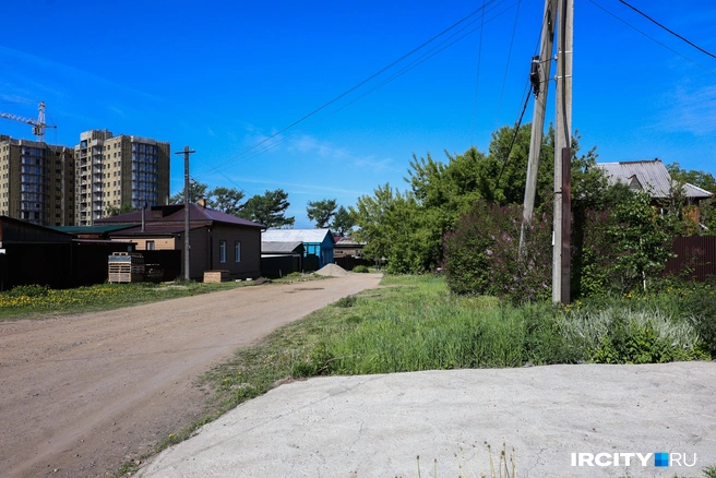 Нога дорожников на улицу Николаева не ступала давно | Источник: Ксения Филимонова / «ИрСити»