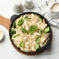Вкуснее, чем в школе: рецепт пасты с курицей и соусом Альфредо