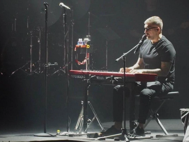 Баста самостоятельно аккомпанировал себе в некоторых песнях | Источник: Полина Зайцева / 76.RU