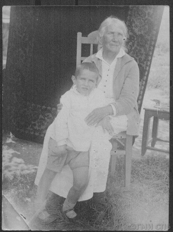 С внуком Андреем на курорте, 1930 год | Источник: Госкаталог.рф / Государственный музей истории Санкт-Петербурга