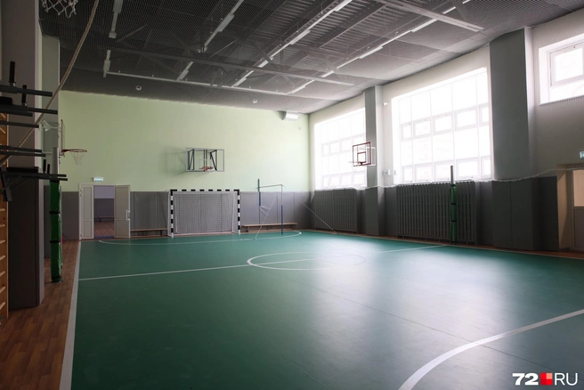 Просторные залы позволяют делать уроки физкультуры разнообразными и очень интересными | Источник: Ирина Шарова/ 72.RU