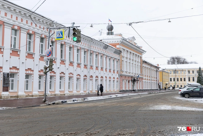 Похоже, правила парковки соблюдают только у мэрии города | Источник: Артем Бауман / 76.RU