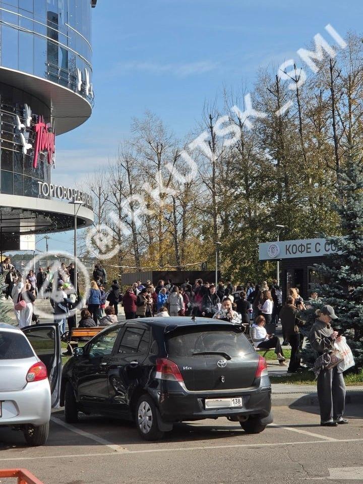 Эвакуировали 370 человек. В «Сильвер Молле» сработала пожарная сигнализация