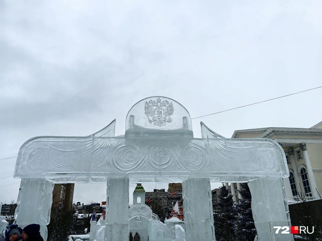 На входе&nbsp;— большой герб России | Источник: Павел Красоткин / 72.RU 
