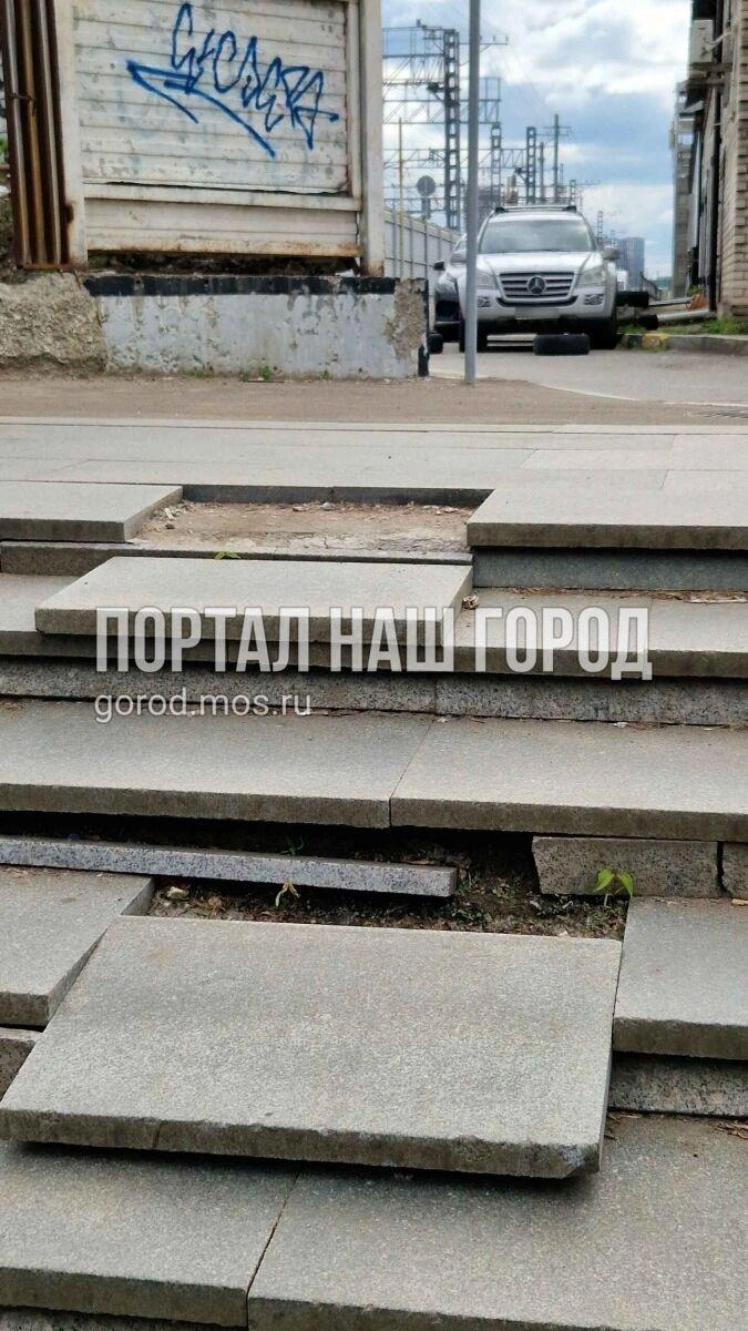 На такой лестнице можно упасть и переломать кости | Источник: gorod.mos.ru