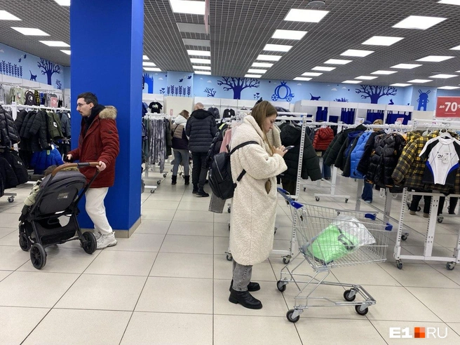 Большинство покупателей пришли сюда за детской одеждой и обувью | Источник: Ирина Порозова / E1.RU
