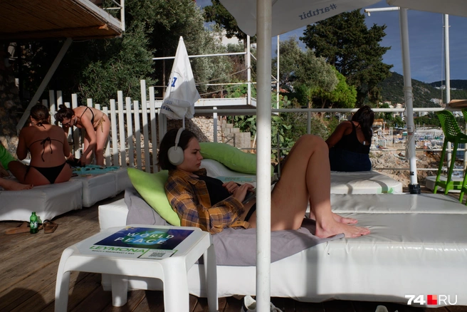 Рабочий день айтишника из мема (они реально работают с пляжа) | Источник: Наталия Колмогорова