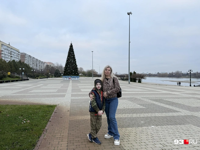Ирина Никитина часто гуляет на этой площади с младшим сыном | Источник: Валерия Дульская / 93.RU