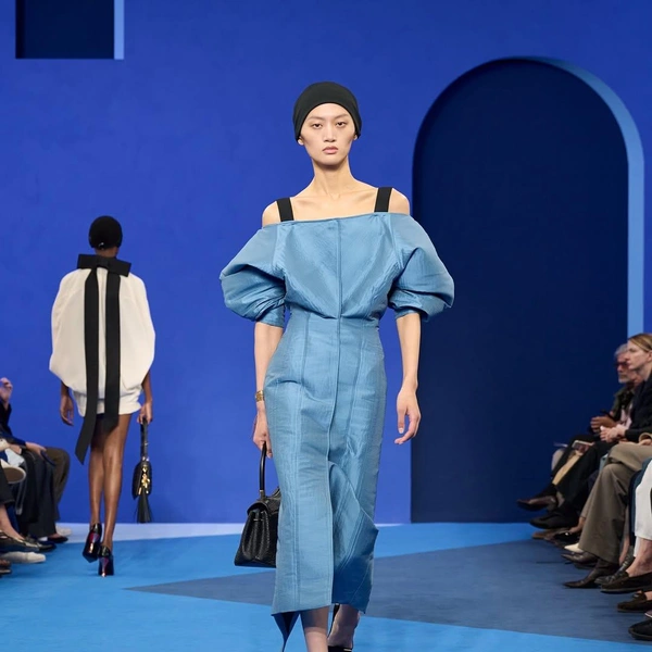 Lanvin возвращает синий цвет — фирменный оттенок Дома Lanvin возвращает синий цвет — фирменный оттенок Дома