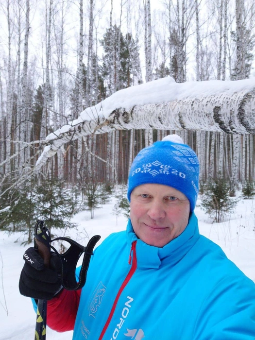 Сергей Чепиков повесил на гвоздь ружье, а вот лыжи не бросил | Источник: Сергей Чепиков / T.me