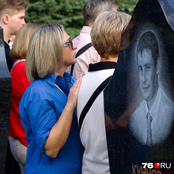 Люди держатся рядом друг с другом  | Источник: Кирилл Поверинов / 76.RU