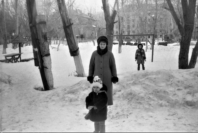 Этот кадр сделали зимой 1989-го в одном из дворов по улице Киевской. Шапки с помпонами уже тогда любили и с удовольствием носили | Источник: Алексей Клебановский, «Тюмень до нашей эры» / Vk.com