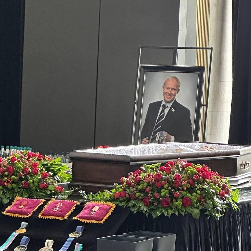 В Москве прощаются с чемпионом по биатлону, депутатом Госдумы Сергеем Чепиковым: репортаж