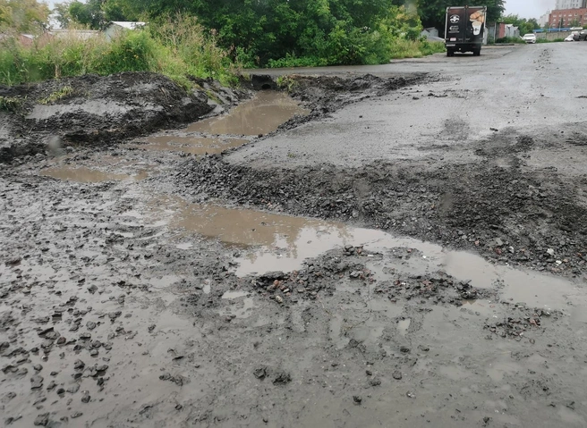 Канава заполнена грязью и водой | Источник: «Аварийный Омск» / vk.com