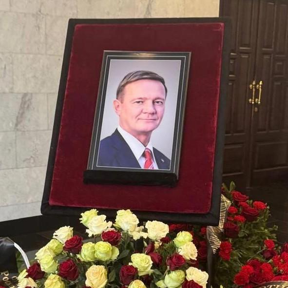 «Любимому от Полины»: венок молодой пассии, мама, брат на открытии памятника экс-министру Роману Старовойту