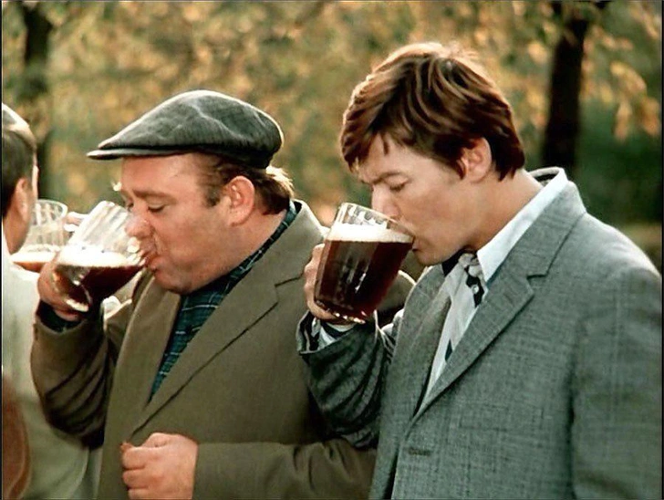 Что такое крепкое пиво, какую историю оно прошло и как его популярность оценивают ученые | Источник: кадр из сериала «Большая перемена», 1972