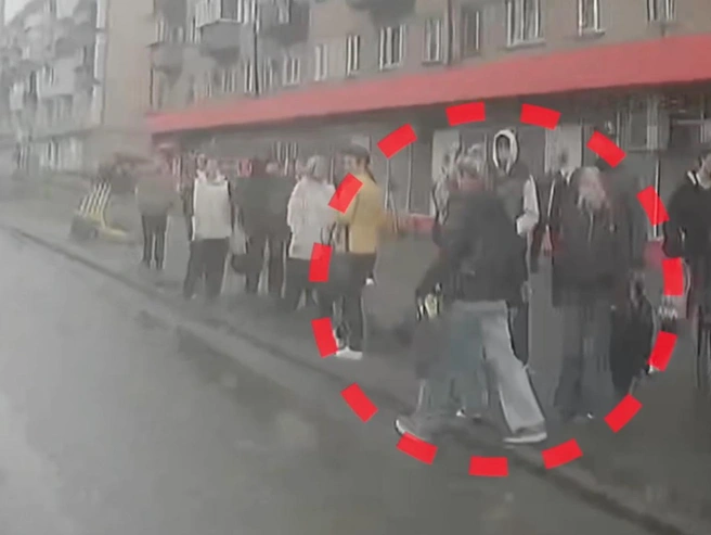 Автобус маршрута №18 приближался к остановке, когда женщина вышла на проезжую часть. | Источник: Автобусный парк Челябинска / t.me