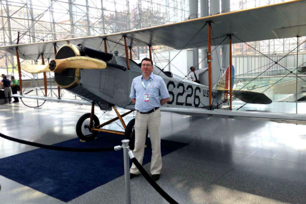 Константин Филобок нашел в Нью-Йорке копию самолета, на котором впервые перевезли коммерческую почту