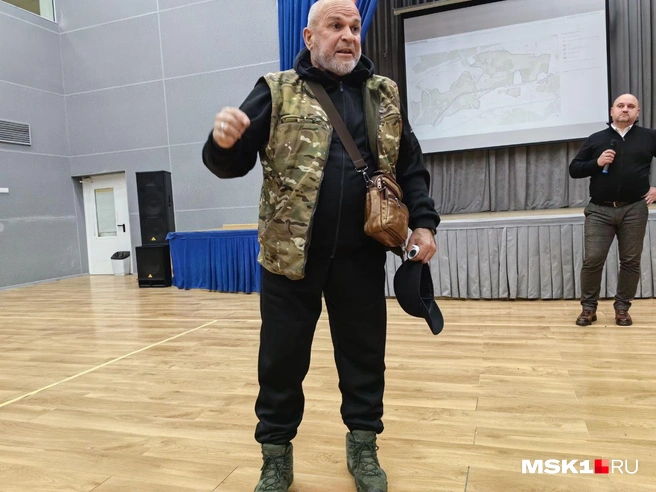 Мужчина высказался, заявив, что хочет вернуть свет в лес | Источник: Дмитрий Бондарев / MSK1.RU
