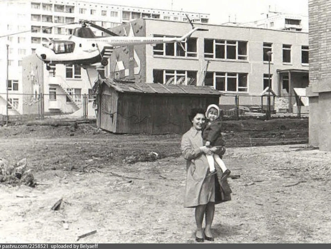 1981–1982 годы. Детский сад «Вертолетный» на улице Добровольского. На его территории много лет стоял вертолет Ми-1, который впоследствии убрали. | Источник: pastvu.com