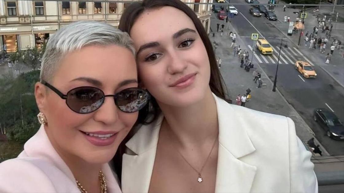 Катя Лель боялась, что ее ребенка подменят в роддоме: какой выросла дочь звезды?